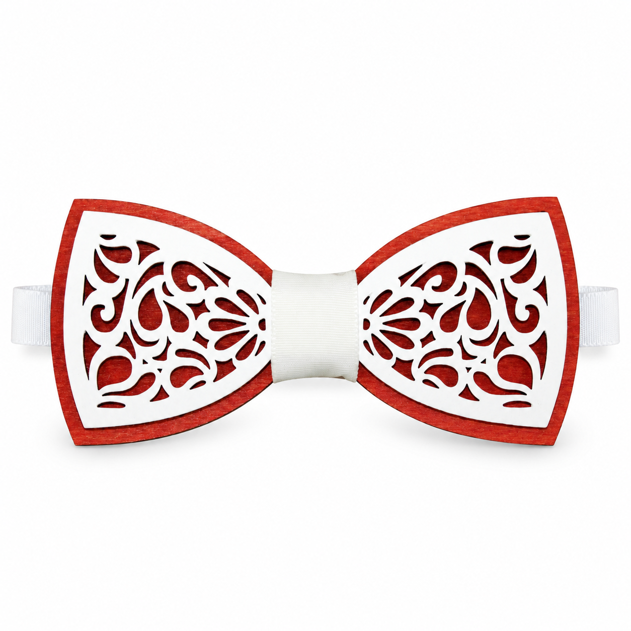 Dřevěný motýlek s elegantním ornamentálním vzorem